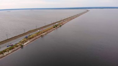 Hava manzaralı. Nehrin karşısında, trafiği etkin olan bir baraj.