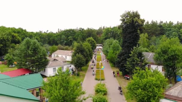 CHERKASY, UKRAJINA, 6.AUGUST, 2020: Skupina cyklistů, motocyklisté jedoucí po silnici ve městě. motorkářská schůzka. koncepce svobody a aktivního životního stylu — Stock video