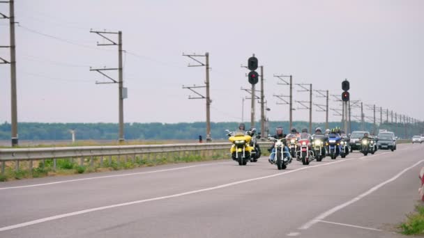 CHERKASY, UCRANIA, 6 de agosto de 2020: Grupo de ciclistas, motociclistas que viajan por la carretera, viajando por carretera. libertad y concepto de estilo de vida activo — Vídeo de stock