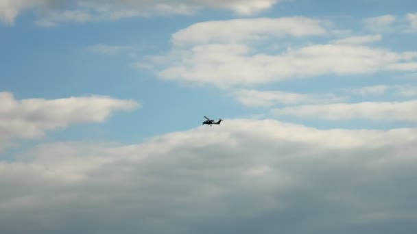 Retro letadlo letící proti modré obloze s temnými bouřkovými mraky. sluneční paprsky se prodírají mraky — Stock video