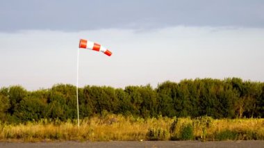 Gösterge, hız ve rüzgar gücünün yol işareti, ve konik çizgili kol şeklinde havalimanı pistinin yönü.