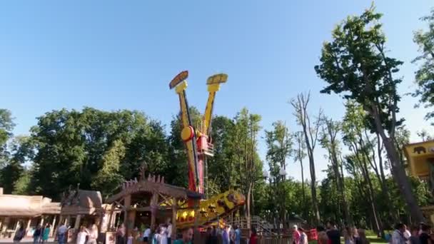 Atração extrema em um parque de diversões. extrema velocidade cabeça sobre saltos parque atração — Vídeo de Stock