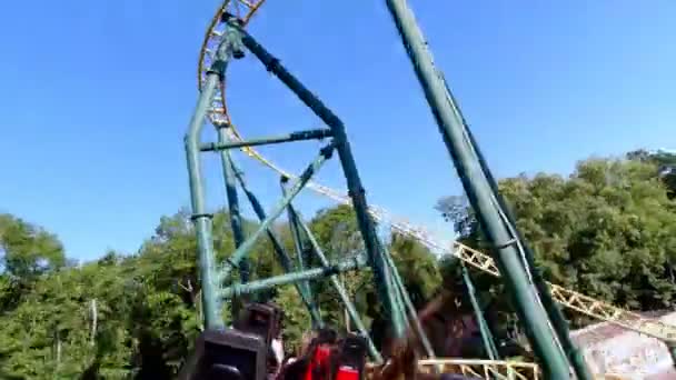 Roller coaster în parcul de distracții. prima persoană video . — Videoclip de stoc