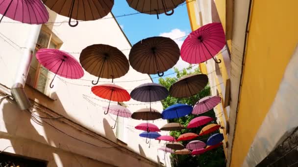 Прикраса вулиці з різнокольоровими парасольками — стокове відео