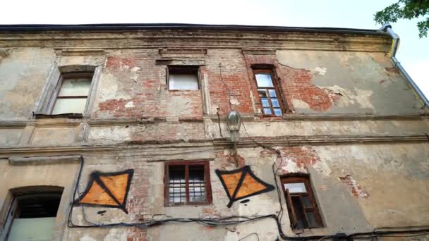 La facciata di un vecchio edificio storico a due piani fatiscente. — Video Stock