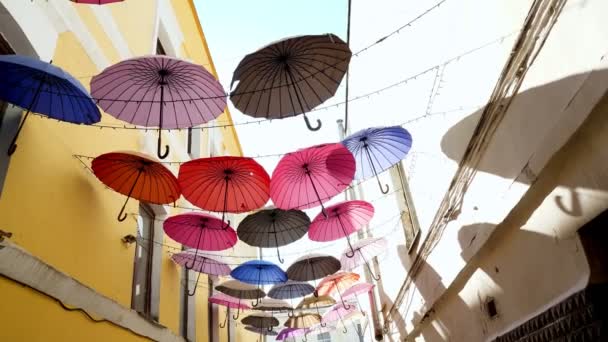 Dekoracja uliczna z wielokolorowymi parasolami — Wideo stockowe