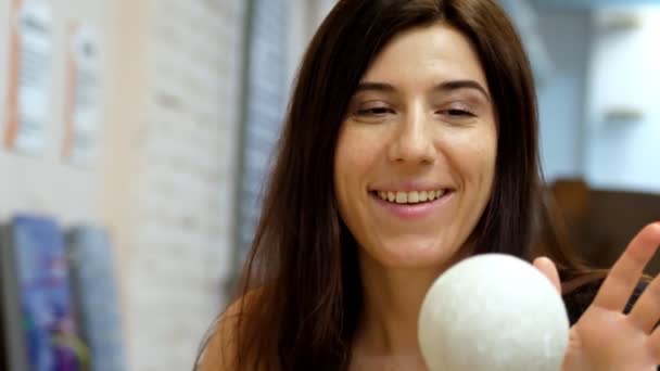 Flicka illusionist visar trick med en liten boll som hänger i luften. levitation. trollkvinna, häxa, trollkarl — Stockvideo