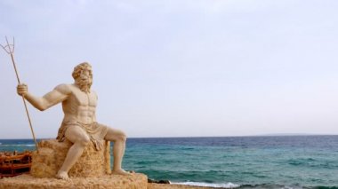 Sahilde Tanrı Poseidon 'un anıtsal heykeli, denizin arka planına karşı..