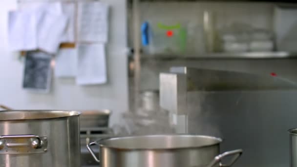Koken in kantine. close-up. Er komt stoom uit grote potten. gezondheids- en veiligheidsconcept. heropening kantine. — Stockvideo