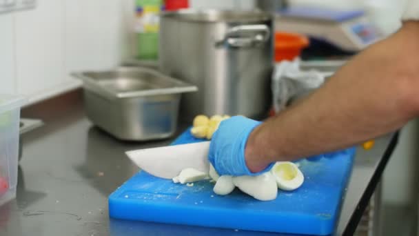 Főzés. közelről, a séf védőkesztyűben főtt tojást vág a főzőlapra. egészségügyi élelmiszer-biztonsági koncepció. az étkezde újbóli megnyitása — Stock videók