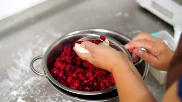 Cocinar. Primer plano. panadero mujer hace, esculpe pasteles, bollos con cerezas. comida saludable. voluntariado y caridad — Vídeo de stock