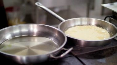Yemek pişirmek. Yakın plan. Büyük tortilla, pide ekmeği ya da tavada kızartılmış krep. Sağlıklı yemek. Gönüllü olmak ve yardım. Yeniden açılıyor. güvenlik kavramı.
