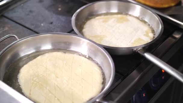 Kochen. Nahaufnahme. große Tortilla, Fladenbrot oder Pfannkuchen in der Pfanne gebraten. gesunde Ernährung. Freiwilligenarbeit und Wohltätigkeit. Wiedereröffnung. Sicherheitskonzept. — Stockvideo