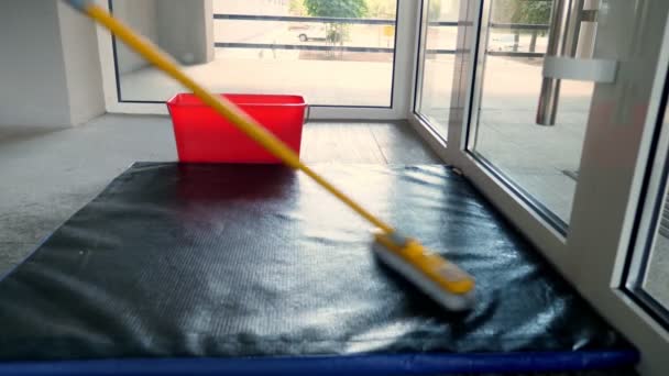 Detailní záběr. proces čištění podlah. vstupní koberec se otírá antiseptickým roztokem. ochrana proti covid-19, bezpečnostní koncepce — Stock video