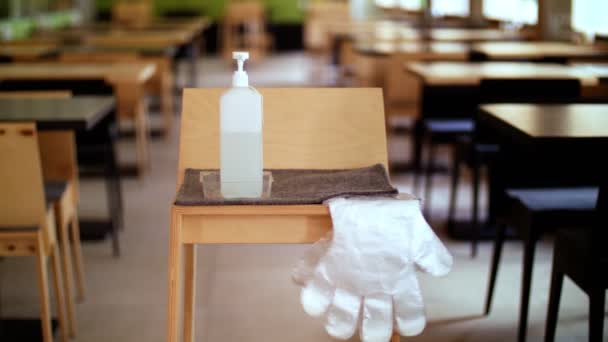 Primer plano. dispensador antiséptico y guantes desechables al entrar en la cafetería de autoservicio o restaurante buffet. Nuevo servicio de entrada para clientes, como protección contra covid-19 — Vídeos de Stock