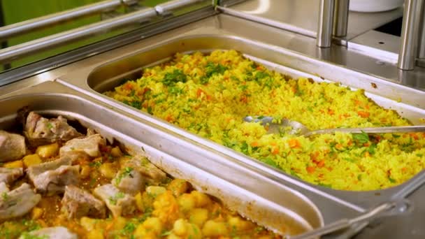 Nahaufnahme. Vitrine mit frisch zubereiteten Mahlzeiten in Selbstbedienungscafeteria oder Buffetrestaurant. gesunde Ernährung. Freiwilligenarbeit und Wohltätigkeit. Wiedereröffnung. Sicherheitskonzept — Stockvideo