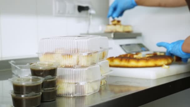 Kochen. Nahaufnahme, Volontär, Küchenhelfer, in Schutzhandschuhen, packen kostenlos geschnittenes Brot in Lunchboxen, um es armen Menschen zukommen zu lassen. Essensausgabe. Wohltätigkeitsprojekt, Hilfe spenden, — Stockvideo