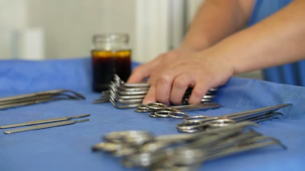 Primer plano. fregar enfermera preparando instrumentos médicos para la operación. hospital, cirugía. resucitación. pandemia de covid-19 — Vídeo de stock