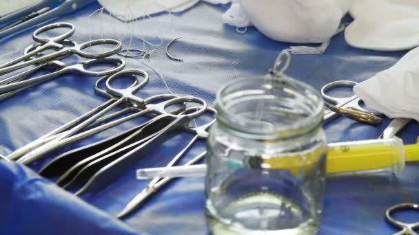 Chirurgische Instrumente, medizinisches Material auf sterilen Chirurgentabletts, Tisch im Operationssaal des Krankenhauses. — Stockvideo
