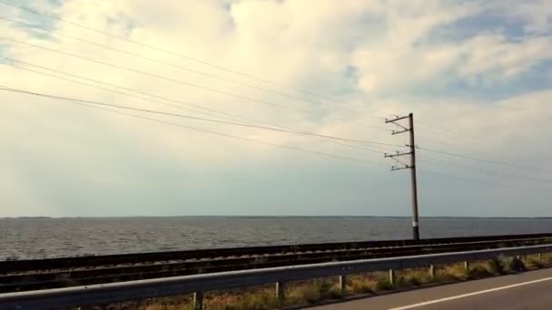 Väg längs dammen över den breda floden. — Stockvideo