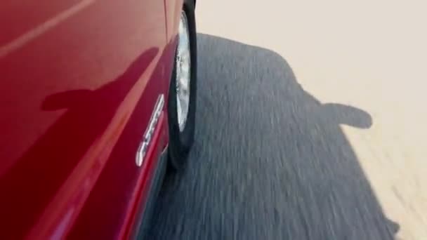 Detailní záběr. auto kolo při jízdě. auto stín na silnici. — Stock video