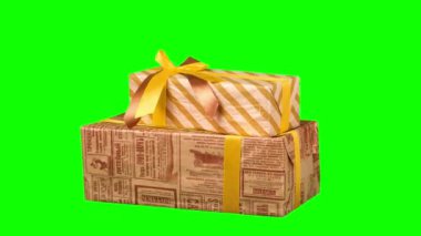 Güzel paketlenmiş hediyeler, yeşil arka planda izole edilmiş hediyeler. Yakın çekim, rotasyon. Noel ya da yeni yıl. tatil paketi, hediye kutusu.