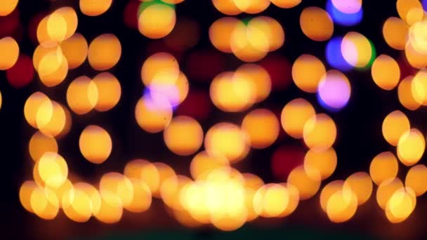 Bokeh fények, koszorúslámpák. Absztrakt homályos háttér. Dekoratív karácsonyi koszorú arany fényekkel, közelkép. — Stock videók