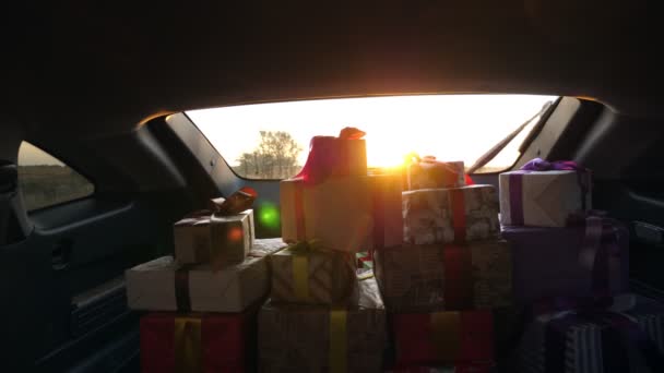 Viele Geschenke im Kofferraum. Geschenkboxen im Auto. schön verpackte Pakete. Blick aus dem Inneren des Autos. Lieferservice. Spende, Charity-Konzept. — Stockvideo