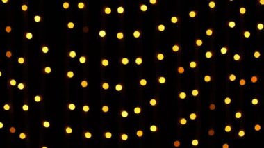 Soyut sahte arkaplan hareket halinde. Parlak, bulanık altın parçacıklar, ışıklar. Koyu arkaplandaki çelenklerden parlak bir bokeh. Yeni yıl ya da Noel arkaplanı.