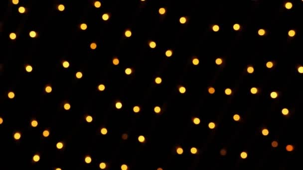 Resumen bokeh fondo en movimiento. partículas doradas brillantes y borrosas, luces. brillante bokeh de guirnaldas sobre fondo oscuro. Año nuevo o Navidad de fondo festivo. — Vídeos de Stock