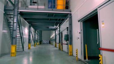 Depo. Tarımda mahsul depolamak için özel büyük soğutma odaları olan bir depo. Elma işi. meyve ve elma depolama.