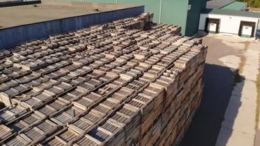 Depolar. Meyve için ahşap sandıklar, dışarıda depo bölgesinde elmalar için büyük kutular. Havacılık. Üst Manzara. Elma deposu. elma hasadı.