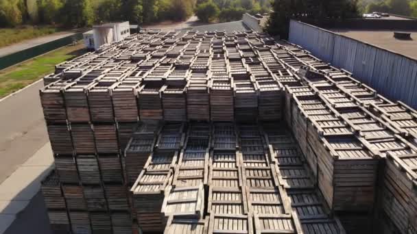 Almacenes. las pilas de las cajas de madera para la fruta, las cajas grandes para las manzanas se destacan al aire libre, en el territorio del almacén. Aero. Vista superior. almacenamiento de manzana. cosecha de manzana. — Vídeo de stock