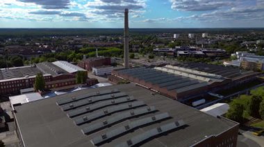 Endüstriyel binaların havadan görünüşü ve Almanya 'nın Hennigsdorf şehrinde bir bacanın yanından geçen bir tren. Hız rampası hiper hareket zaman aşımı ters uçan İHA 