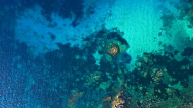 Akdeniz 'in engebeli uçurumlarını ve kristal berrak turkuaz sularını gösteren İbiza kıyı şeridinin hava manzarası. uçuş üstü insansız hava aracı 