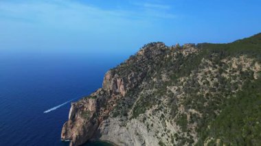 İbiza, İspanya 'da kayalık bir kayalık yüzeyi keşfeden yürüyüşçülerin hava görüntüsü. Hız rampası hiper hareket zaman aşımına uğramış İHA 'lar 