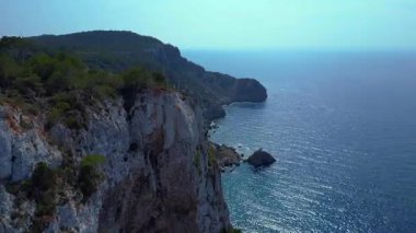 İbiza, İspanya 'da kayalık bir kayalık yüzeyi keşfeden yürüyüşçülerin hava görüntüsü. uçuş üstü insansız hava aracı 