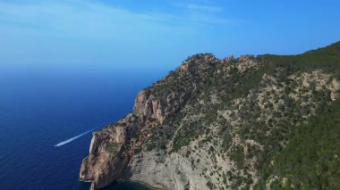İbiza, İspanya 'da kayalık bir kayalık yüzeyi keşfeden yürüyüşçülerin hava görüntüsü. İHA alçalıyor 