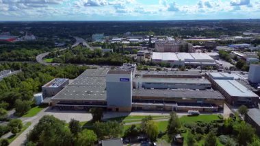 Berlin 'deki Bahlsen kurabiye fabrikasının hava manzarası, sanayi manzarası ve şehir manzarası. Hız rampası hiper hareket zamanı hızlandırılmış panorama yörünge dronu 