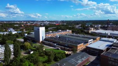 Berlin 'deki Bahlsen kurabiye fabrikasının hava manzarası, sanayi manzarası ve şehir manzarası. Hız rampası hiper hareket zamanı hızlandırılmış panorama yörünge dronu 