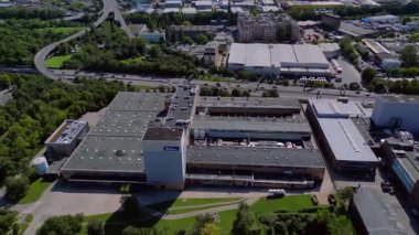 Berlin 'deki Bahlsen kurabiye fabrikasının hava manzarası, sanayi manzarası ve şehir manzarası. Hız rampası hiper hareket zaman aşımına uğramış İHA 'lar 