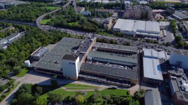 Berlin 'deki Bahlsen kurabiye fabrikasının hava manzarası, sanayi manzarası ve şehir manzarası. Hız rampası hiper hareket zaman aşımına uğramış İHA 'lar 