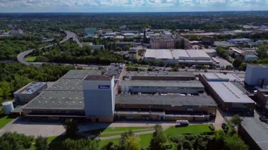 Berlin 'deki Bahlsen kurabiye fabrikasının hava manzarası, sanayi manzarası ve şehir manzarası. statik üç ayaklı insansız hava aracı 