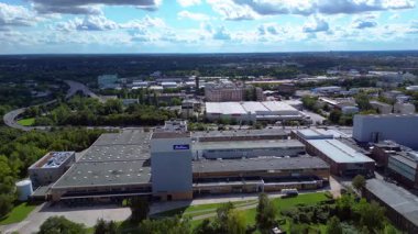 Berlin 'deki Bahlsen kurabiye fabrikasının hava manzarası, sanayi manzarası ve şehir manzarası. statik üç ayaklı insansız hava aracı 