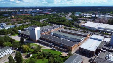 Berlin 'deki Bahlsen kurabiye fabrikasının hava manzarası, sanayi manzarası ve şehir manzarası. Ters İHA uçuşu 