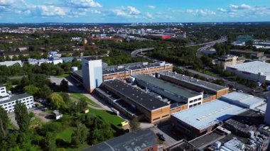 Berlin 'deki Bahlsen kurabiye fabrikasının hava manzarası, sanayi manzarası ve şehir manzarası. İHA alçalıyor 