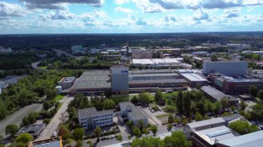 Berlin 'deki Bahlsen kurabiye fabrikasının hava manzarası, sanayi manzarası ve şehir manzarası. İHA 'yı çek 