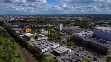 Berlin 'deki Procter ve Gamble Gillette fabrikasının hava görüntüsü bulutlu bir gökyüzü altında kozmetik ürünleri üretiyor. rotasyon pan 'dan sağ drona 