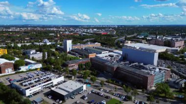 Berlin 'deki Procter ve Gamble Gillette fabrikasının hava görüntüsü bulutlu bir gökyüzü altında kozmetik ürünleri üretiyor. statik üç ayaklı insansız hava aracı 