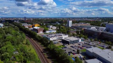 Berlin 'deki Procter ve Gamble Gillette fabrikasının hava görüntüsü bulutlu bir gökyüzü altında kozmetik ürünleri üretiyor. panorama genel görünüm dronu 